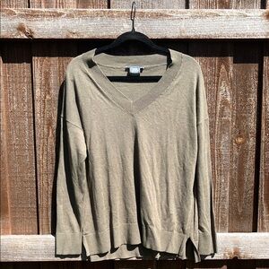 Medium Matty M forest green v neck long sleeve sweater